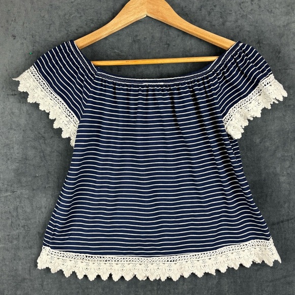 Free Kisses Blue and White Lace detail Short Sleeve Blouse Sz Med. - Picture 6 of 8